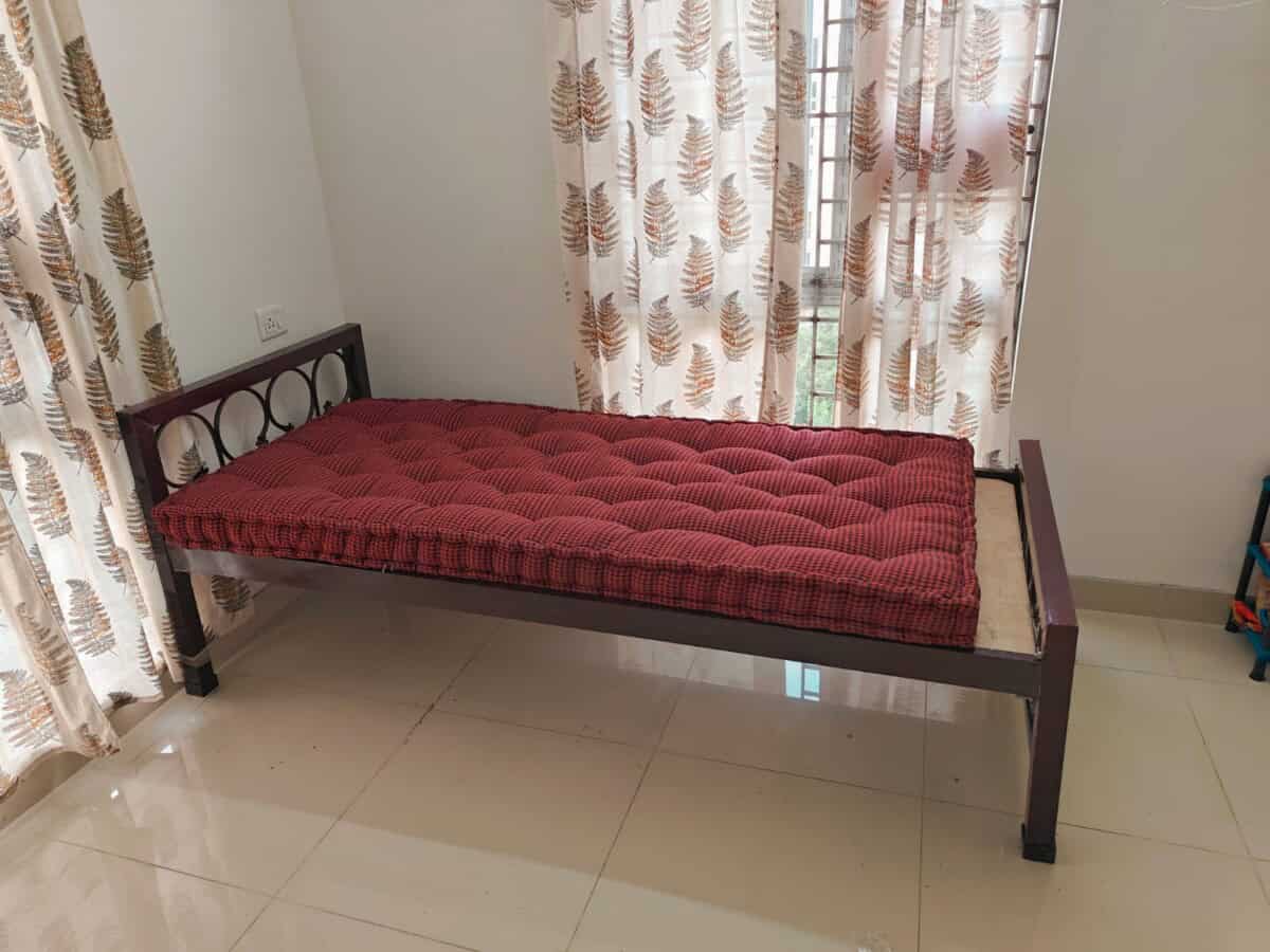 Single and Queen bed with mattress for Rent